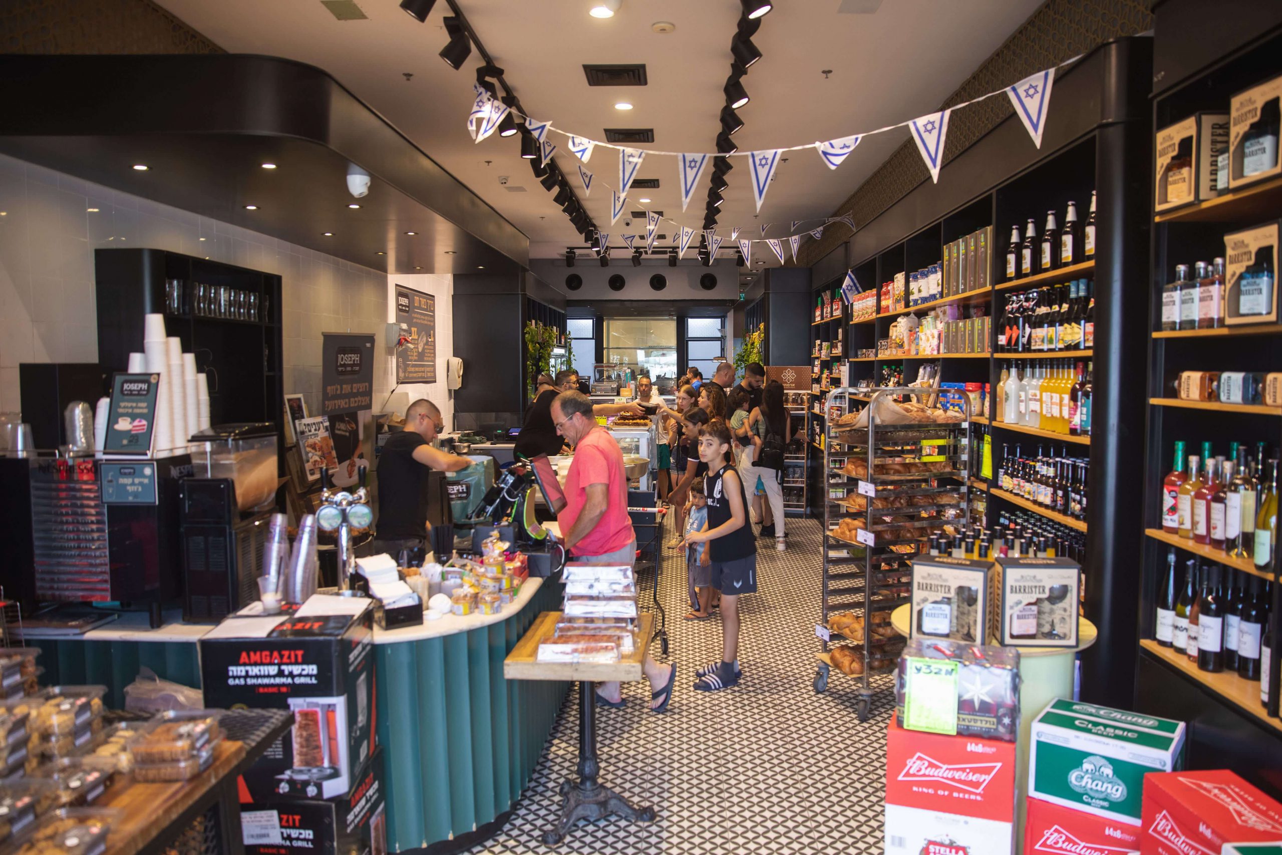 צילום של הקצביה עם לקוחות