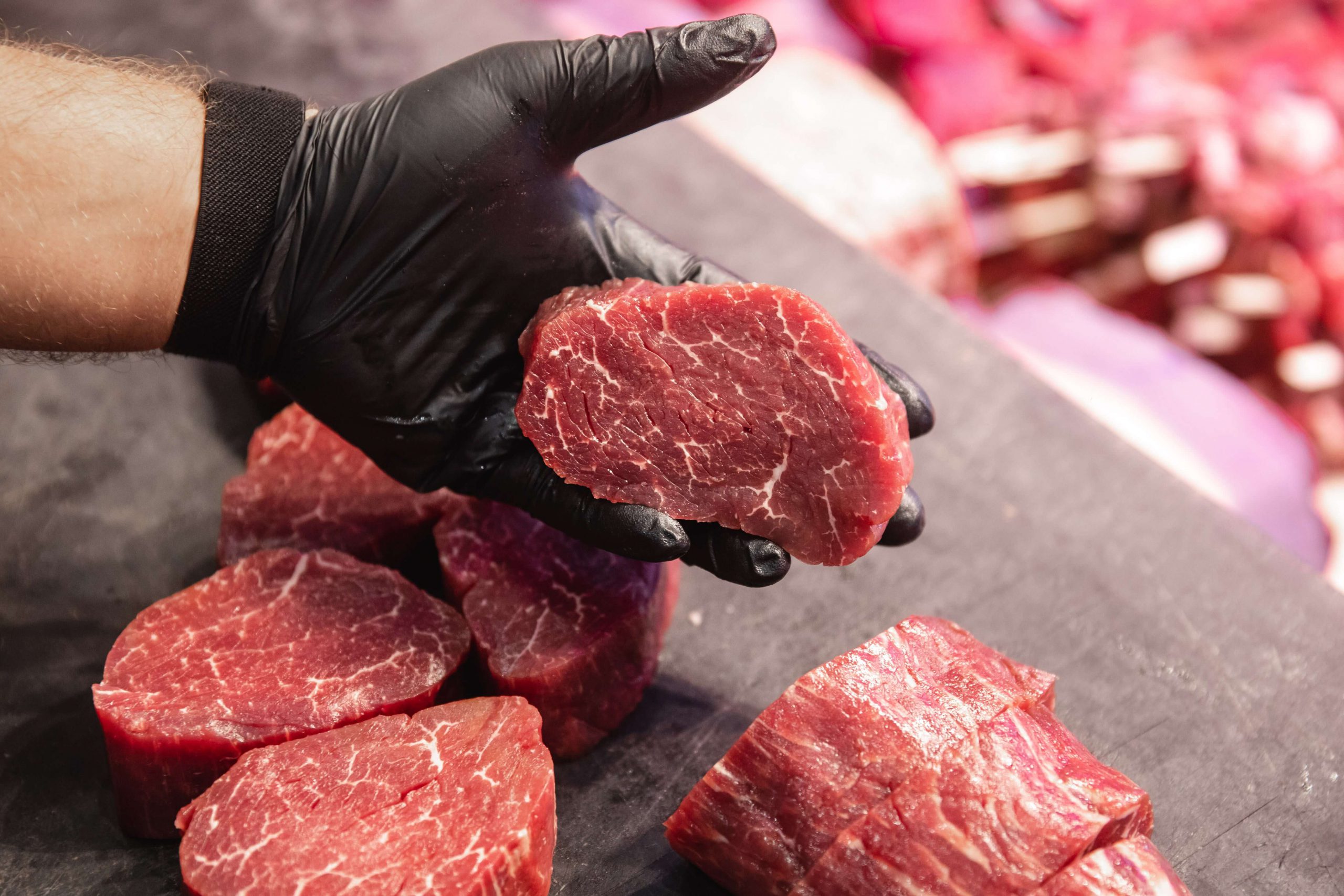 הקצב מציג בשר